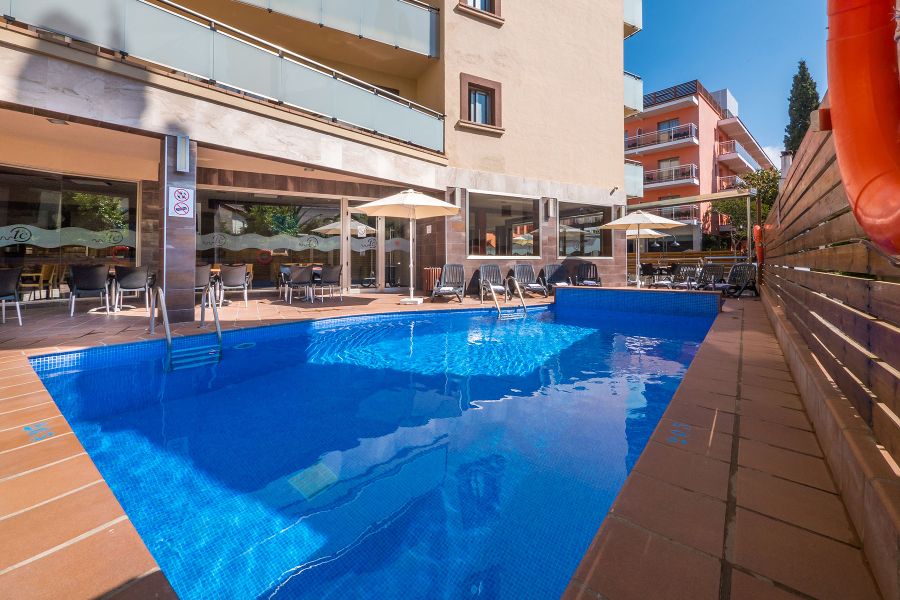 swimming pools hotel tossa beach